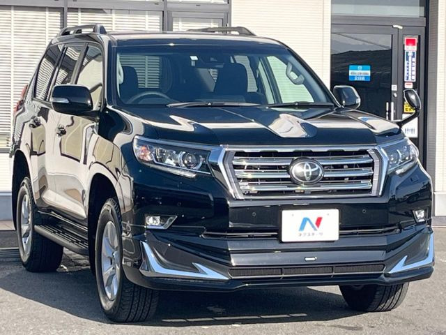 高透明度のガラス皮膜で撥水はもちろん、上質なツヤ・光沢を実現。紫外線や酸性雨から大切な愛車を保護し、色あせ・劣化を防止。「弾スプラッシュコート」、「弾プリミッサコート」からお選びいただけます。