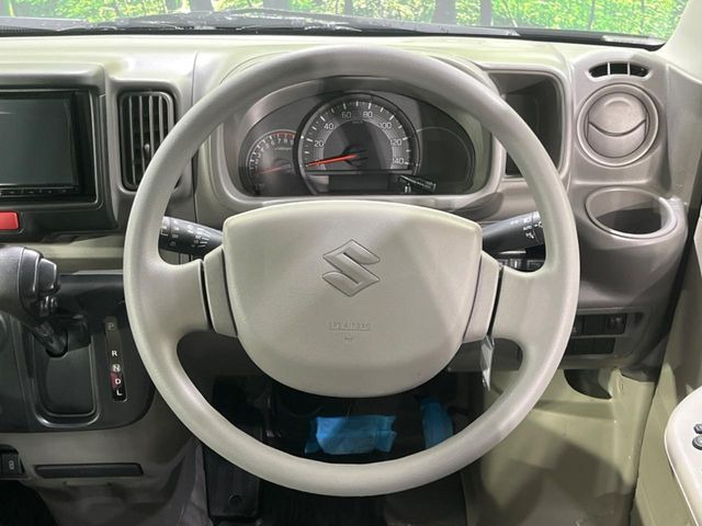 �C���e���A�ɍ��킹���f�U�C���̃X�e�A�����O�́A�^�]�������̂��Ƃ��l���A�^�]���₷���`��A�傫���ł��B�����x�A���ۂɐG���Ă��m���߂��������B