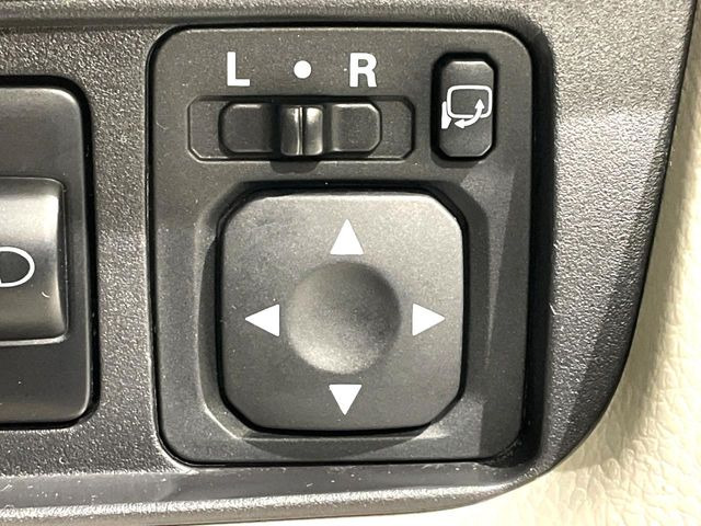 �y�d���i�[�~���[�z�T�C�h�~���[�͓d���i�[���ƂȂ��Ă���A�������ԏ�ł��L�Y�������X�N��}�����܂��B