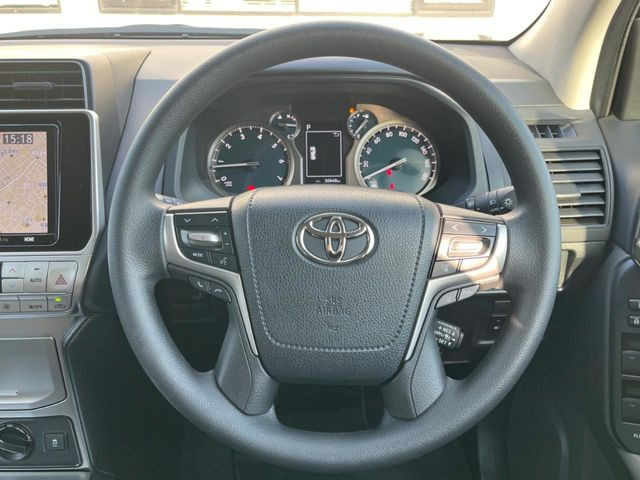 インテリアに合わせたデザインのステアリングは、運転される方のことも考え、運転しやすい形状、大きさです。是非一度、実際に触ってお確かめください。