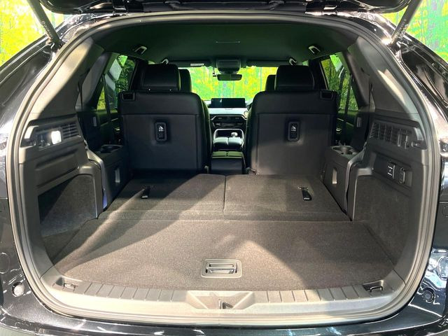 ���i�̂���������ʋ΁A���}���ɏ\���ȉ׎��X�y�[�X���m�ۂ��Ă���܂��B�Z�J���h�V�[�g��|���ƁA�傫�ȉו��̐ύڂ��\�ł���