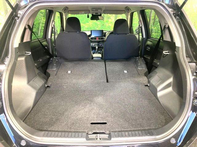 ���i�̂���������ʋ΁A���}���ɏ\���ȉ׎��X�y�[�X���m�ۂ��Ă���܂��B�Z�J���h�V�[�g��|���ƁA�傫�ȉו��̐ύڂ��\�ł���