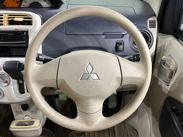 �C���e���A�ɍ��킹���f�U�C���̃X�e�A�����O�́A�^�]�������̂��Ƃ��l���A�^�]���₷���`��A�傫���ł��B�����x�A���ۂɐG���Ă��m���߂��������B