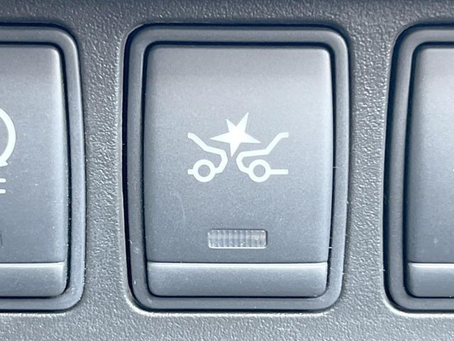 �y�C���e���W�F���g�G�}�[�W�F���V�[�u���[�L�z�t�����g�J�����őO���̎ԗ�����s�҂����m�B�Փ˂������Ȏ��͏Փ˔�Q�y���u���[�L���쓮�A�Փˉ�����T�|�[�g�B�����S�Ƀh���C�u�����y���݂��������܂��B