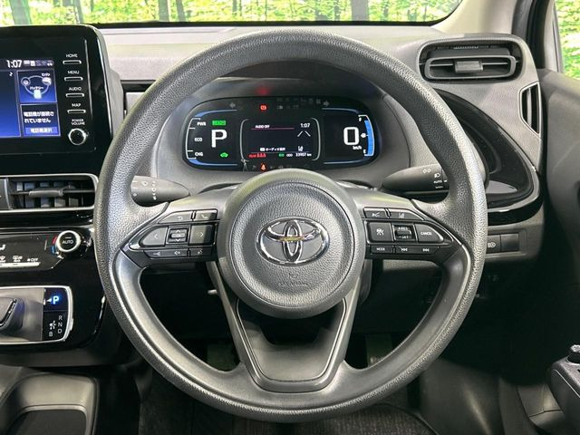 �C���e���A�ɍ��킹���f�U�C���̃X�e�A�����O�́A�^�]�������̂��Ƃ��l���A�^�]���₷���`��A�傫���ł��B�����x�A���ۂɐG���Ă��m���߂��������B