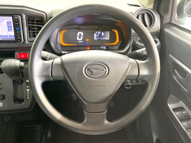 �C���e���A�ɍ��킹���f�U�C���̃X�e�A�����O�́A�^�]�������̂��Ƃ��l���A�^�]���₷���`��A�傫���ł��B�����x�A���ۂɐG���Ă��m���߂��������B