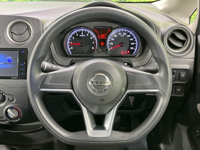 �C���e���A�ɍ��킹���f�U�C���̃X�e�A�����O�́A�^�]�������̂��Ƃ��l���A�^�]���₷���`��A�傫���ł��B�����x�A���ۂɐG���Ă��m���߂��������B