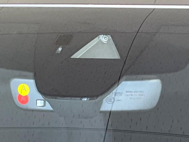 �y�X�}�[�g�u���[�L�T�|�[�g�z���s���ɑO���̎ԗ�����F�����A�Փ˂������Ȏ��͌x��ƃu���[�L�ŏՓˉ���Ɣ�Q�y�����A�V�X�g�B�����S�Ƀh���C�u�����y���݂��������܂��B