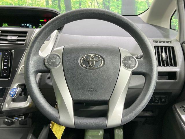 �C���e���A�ɍ��킹���f�U�C���̃X�e�A�����O�́A�^�]�������̂��Ƃ��l���A�^�]���₷���`��A�傫���ł��B�����x�A���ۂɐG���Ă��m���߂��������B