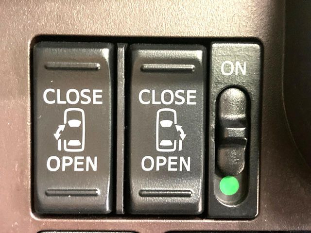 【両側パワースライドドア】スマートキーや運転席のスイッチで後席両側スライドドアの開閉が可能♪電動だから力を入れてドアを開ける必要が無く、小さなお子様でも簡単に開け閉めでき快適です♪