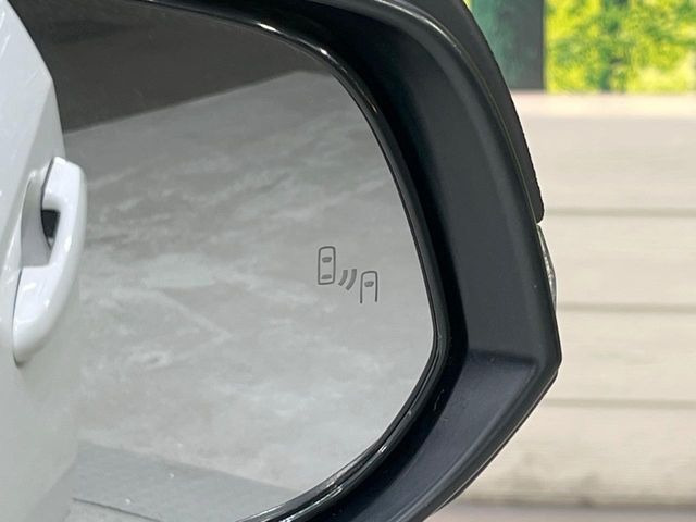 【ブラインドスポットモニター】走行中、ドアミラーの死角になりやすい箇所に後続車が接近するとサイドミラーのレンズに警告を表示!ドライバーに注意喚起をしてくれます。