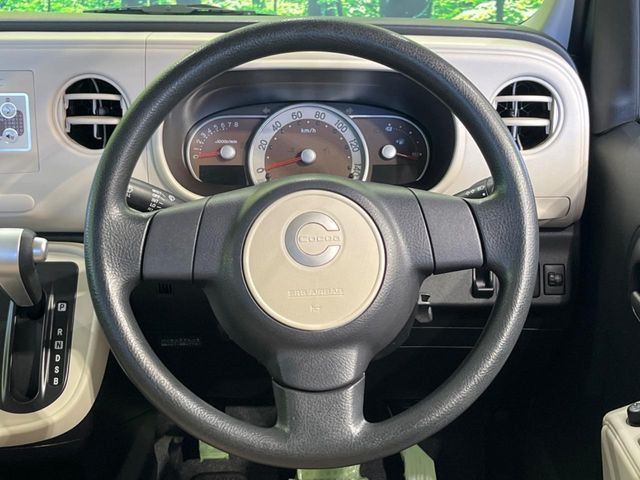 �C���e���A�ɍ��킹���f�U�C���̃X�e�A�����O�́A�^�]�������̂��Ƃ��l���A�^�]���₷���`��A�傫���ł��B�����x�A���ۂɐG���Ă��m���߂��������B