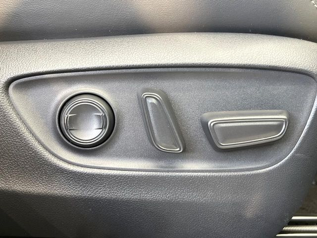 【パワーシート】スイッチ一つで簡単にシートの微調整が可能!電動だから力もいりません!快適なシートポジションにセットして、快適なドライブをお楽しみください。