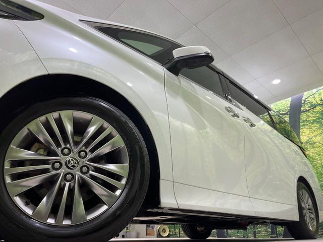 【グレード専用純正18インチアルミホイール】デザイン性の高い純正アルミホイールを装着しております。各種社外アルミホイールや、スタッドレスタイヤも取扱いしております。是非ご相談ください♪