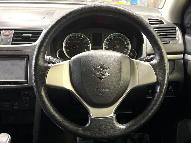 �C���e���A�ɍ��킹���f�U�C���̃X�e�A�����O�́A�^�]�������̂��Ƃ��l���A�^�]���₷���`��A�傫���ł��B�����x�A���ۂɐG���Ă��m���߂��������B