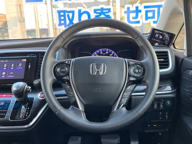 �C���e���A�ɍ��킹���f�U�C���̃X�e�A�����O�́A�^�]�������̂��Ƃ��l���A�^�]���₷���`��A�傫���ł��B�����x�A���ۂɐG���Ă��m���߂��������B