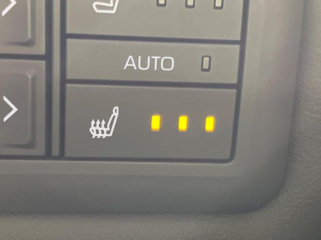 【前席+二列目シートヒーター】寒い日に重宝するシートヒーターを二列目にも装備!エアコンより早く温まってくれるので寒がりの人も安心ですね♪エアコンの温風は乾燥するから苦手、という方にもをおすすめです。