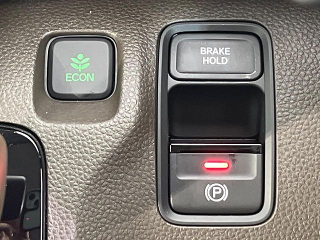 �y�I�[�g�u���[�L�z�[���h�z�M���҂���a�؂Œ�Ԏ��Ƀu���[�L���瑫�𗣂��Ă��A��~��Ԃ�ێ����Ă���܂��B�O�i����Ƃ��̓A�N�Z���𓥂߂Ύ����ŉ��������̂ň��S��X���^�]���y�ɂȂ�܂���