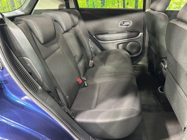 広々とした2列目シートは居住性が高く、居心地も快適!友達や家族とのお出かけにぴったりです。ベビーシートやチャイルドシート使用時も快適にお過ごしいただける十分な空間を確保しています。