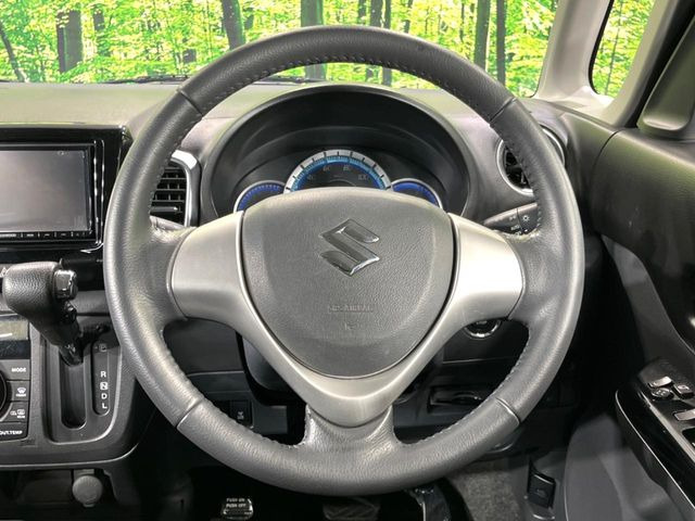 �C���e���A�ɍ��킹���f�U�C���̃X�e�A�����O�́A�^�]�������̂��Ƃ��l���A�^�]���₷���`��A�傫���ł��B�����x�A���ۂɐG���Ă��m���߂��������B