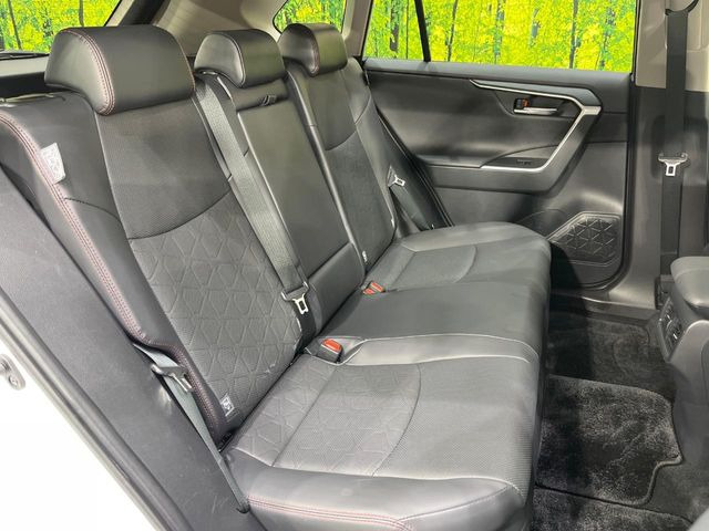 後部座席も気になるようなキズ・汚れやへたり等、大きなダメージはなく、良好な状態です。