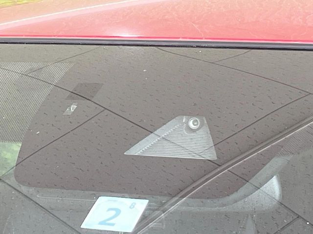 �y�X�}�[�g�u���[�L�T�|�[�g�z���s���ɑO���̎ԗ�����F�����A�Փ˂������Ȏ��͌x��ƃu���[�L�ŏՓˉ���Ɣ�Q�y�����A�V�X�g�B�����S�Ƀh���C�u�����y���݂��������܂��B