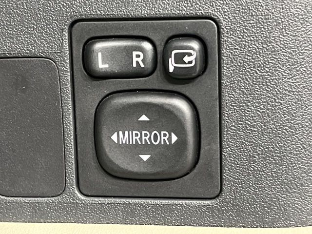 �y�d���i�[�~���[�z�T�C�h�~���[�͓d���i�[���ƂȂ��Ă���A�������ԏ�ł��L�Y�������X�N��}�����܂��B