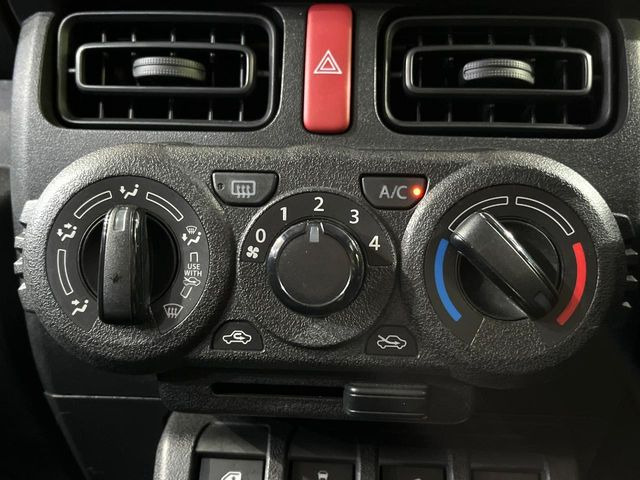 寒い冬も暑い夏も全席に快適な空調を届けてくれる、ダイヤル式エアコンを装備♪