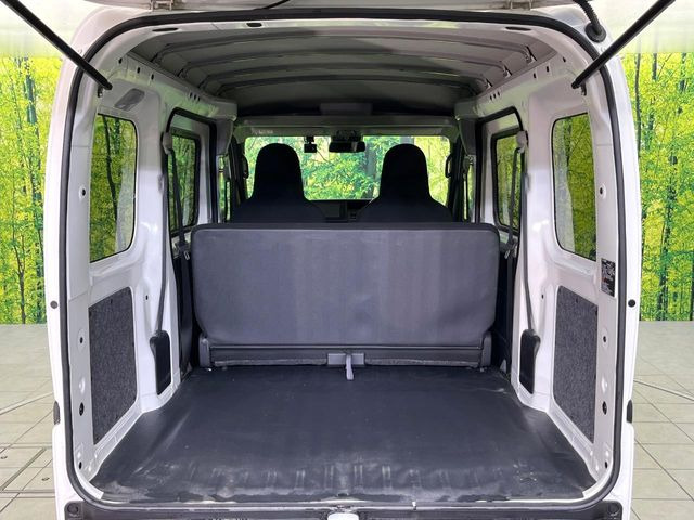 ���i�̂���������ʋ΁A���}���ɏ\���ȉ׎��X�y�[�X���m�ۂ��Ă���܂��B�Z�J���h�V�[�g��|���ƁA�傫�ȉו��̐ύڂ��\�ł���