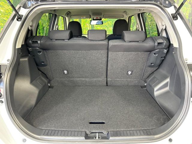 ���i�̂���������ʋ΁A���}���ɏ\���ȉ׎��X�y�[�X���m�ۂ��Ă���܂��B�Z�J���h�V�[�g��|���ƁA�傫�ȉו��̐ύڂ��\�ł���