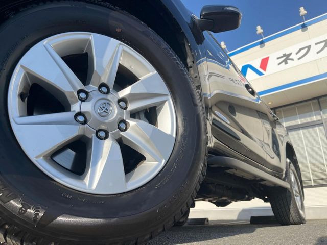 【純正17インチアルミホイール】外観にマッチした純正アルミホイールを装着しております。各種社外アルミホイールや、スタッドレスタイヤも取扱いしております。是非ご相談ください♪