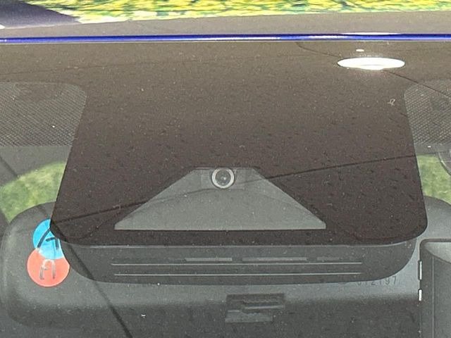 �y�g���^�Z�[�t�e�B�Z���X�z���s���ɑO���̎ԗ�����F�����A�Փ˂������Ȏ��͌x��ƃu���[�L�ŏՓˉ���Ɣ�Q�y�����A�V�X�g�B�����S�Ƀh���C�u�����y���݂��������܂��B