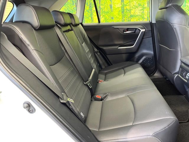 【黒革シート】上質な本革を使用し、高級感あふれる黒革シート。常に体に触れる部分だから、座り心地の良さにはこだわりたいですね♪汚れの付着や劣化を抑制する内装コーティング施工もおススメですよ♪