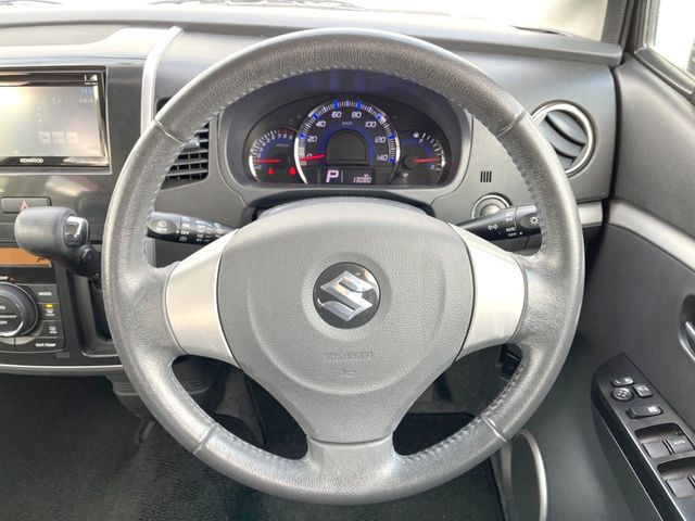 �y�����v�����X�e�A�����O�z�㎿�Ȋv���g�p���邱�ƂŁA��ɂ����������݂ƂĂ��^�]���₷���n���h���ł���