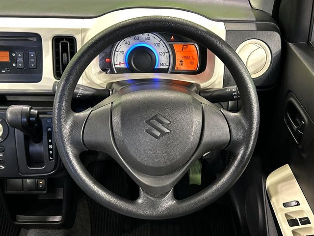 �C���e���A�ɍ��킹���f�U�C���̃X�e�A�����O�́A�^�]�������̂��Ƃ��l���A�^�]���₷���`��A�傫���ł��B�����x�A���ۂɐG���Ă��m���߂��������B