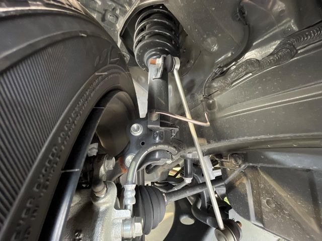 お車を安心してお乗りいただく為には、足回りの定期点検が欠かせません。サービスサポート(有償保証)では無料点検もご提供しており、安心のカーライフをお過ごしいただけるサポート体制が整っています。