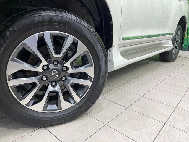 【純正19インチアルミホイール】外観にマッチした純正アルミホイールを装着しております。各種社外アルミホイールや、スタッドレスタイヤも取扱いしております。是非ご相談ください♪