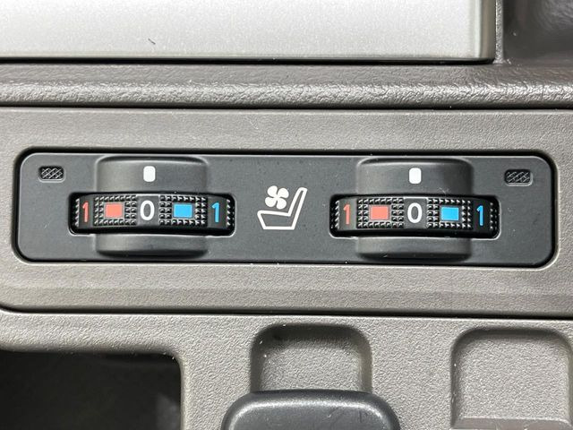 【シートベンチレーション】夏場は涼しい風でお尻や背中の熱やムレを防ぎ、冬はエアコンよりも早く温まってポカポカに!季節を問わず快適に過ごせます。