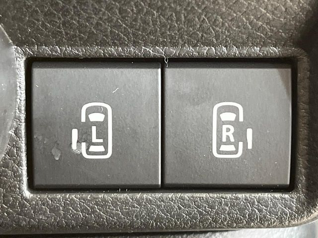 【両側パワースライドドア】スマートキーや運転席のスイッチで後席両側スライドドアの開閉が可能♪電動だから力を入れてドアを開ける必要が無く、小さなお子様でも簡単に開け閉めでき快適です♪