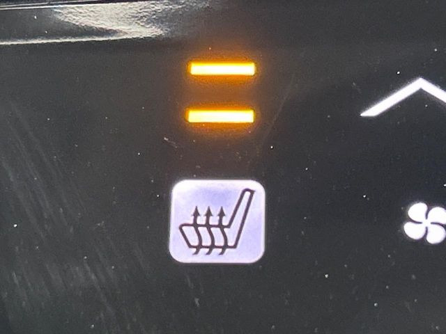 【シートヒーター】寒い日に重宝するシートヒーター!エアコンより早く温まってくれるので寒がりの人も安心ですね♪エアコンの温風は乾燥するから苦手、という方にもをおすすめです。