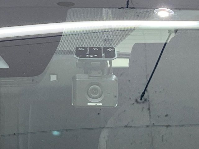 【ドライブレコーダー】安心・安全なカーライフに必須のドライブレコーダーを装備!走行中はもちろん、あおり運転や事故に遭遇した際の状況も映像で記録し、万一のリスクに備えます。