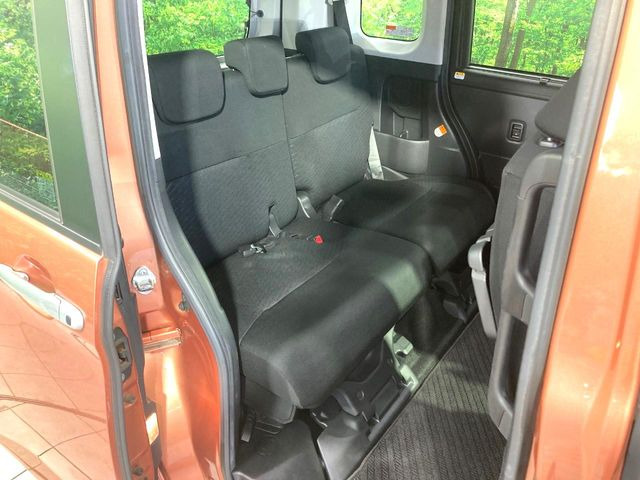 広々とした2列目シートは居住性が高く、居心地も快適!友達や家族とのお出かけにぴったりです。ベビーシートやチャイルドシート使用時も快適にお過ごしいただける十分な空間を確保しています。