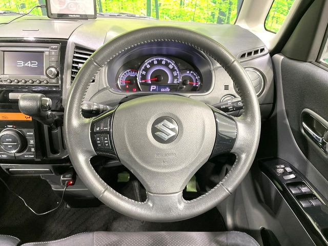 �C���e���A�ɍ��킹���f�U�C���̃X�e�A�����O�́A�^�]�������̂��Ƃ��l���A�^�]���₷���`��A�傫���ł��B�����x�A���ۂɐG���Ă��m���߂��������B