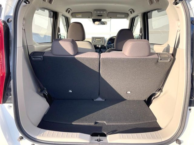 ���i�̂���������ʋ΁A���}���ɏ\���ȉ׎��X�y�[�X���m�ۂ��Ă���܂��B�Z�J���h�V�[�g��|���ƁA�傫�ȉו��̐ύڂ��\�ł���