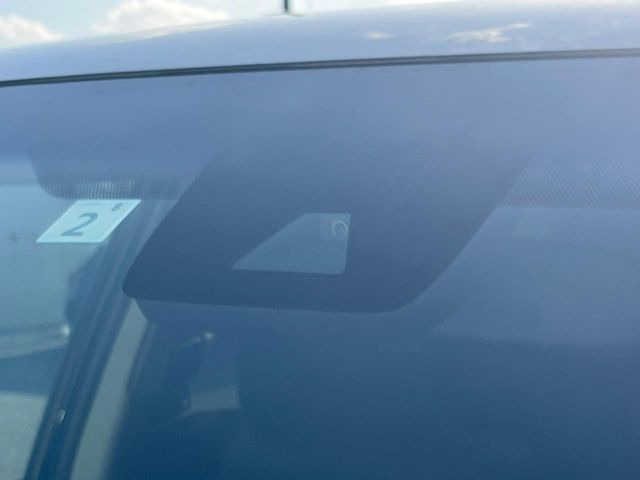 【トヨタセーフティセンス】走行中に前方の車両等を認識し、衝突しそうな時は警報とブレーキで衝突回避と被害軽減をアシスト。より安全にドライブをお楽しみいただけます。