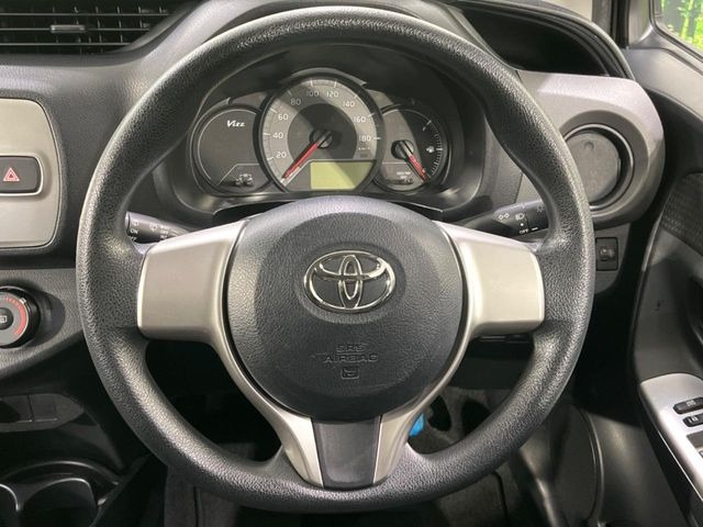 �C���e���A�ɍ��킹���f�U�C���̃X�e�A�����O�́A�^�]�������̂��Ƃ��l���A�^�]���₷���`��A�傫���ł��B�����x�A���ۂɐG���Ă��m���߂��������B