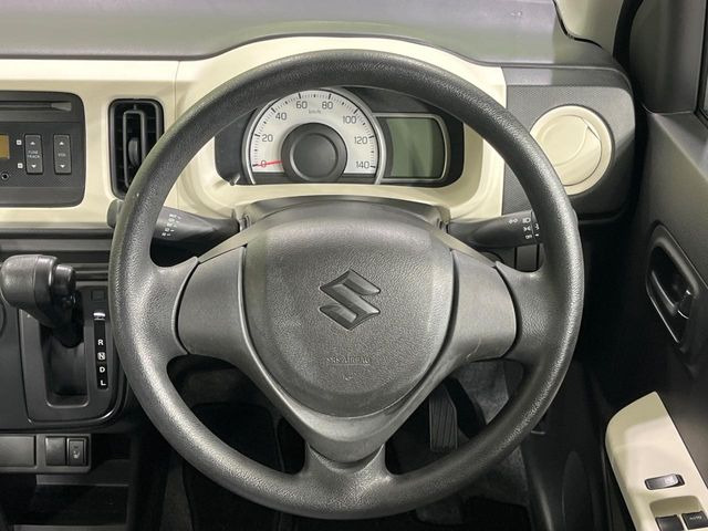 �C���e���A�ɍ��킹���f�U�C���̃X�e�A�����O�́A�^�]�������̂��Ƃ��l���A�^�]���₷���`��A�傫���ł��B�����x�A���ۂɐG���Ă��m���߂��������B