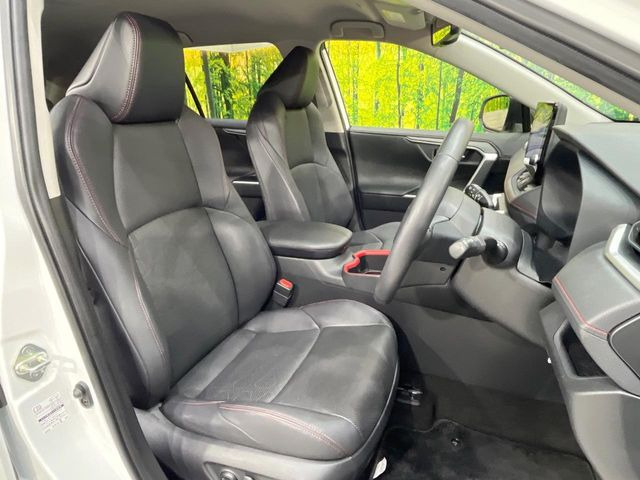 運転席シート廻りは使用感も少なく、良好な状態となっています。前オーナー様が丁寧に使っていたことがよくわかりますね。