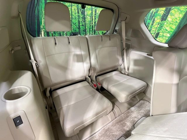 3列目シートはもちろん状態良好☆大人でもゆったりと座って頂けますので、大人数でのお出かけもラクラクです♪ご家族で、気の知れた仲間で、ドライブに行くのが楽しみですね♪