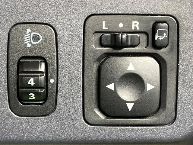 �y�d���i�[�~���[�z�T�C�h�~���[�͓d���i�[���ƂȂ��Ă���A�������ԏ�ł��L�Y�������X�N��}�����܂��B